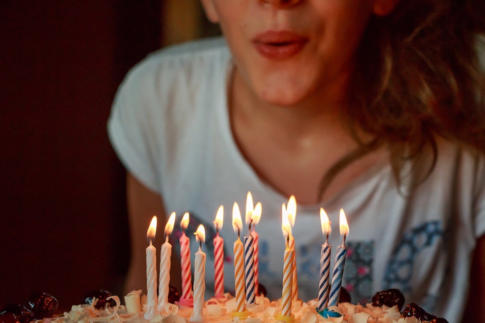 syntymäpäivä-kakku-nainen-pixabay