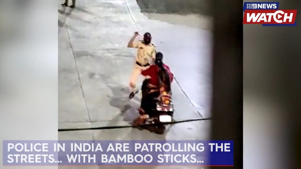 intian-poliisit-rankaisevat-ulkonaliikkumiskieltoa-rikkovia