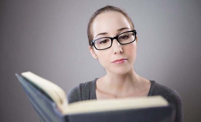 nainen-lukee-kirjaa-pixabay